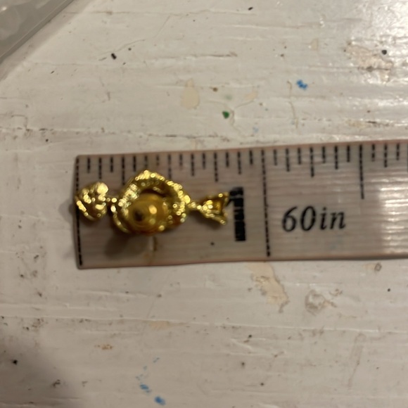 0.5” mixed metal gold tone heart & arrow stud earrings 7 prong set red crystals - Picture 9 of 10